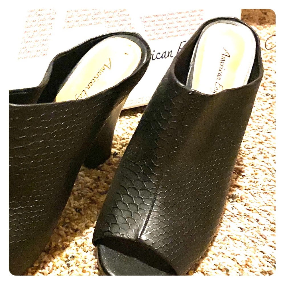 Black heeled, open -toed slip on shoes
